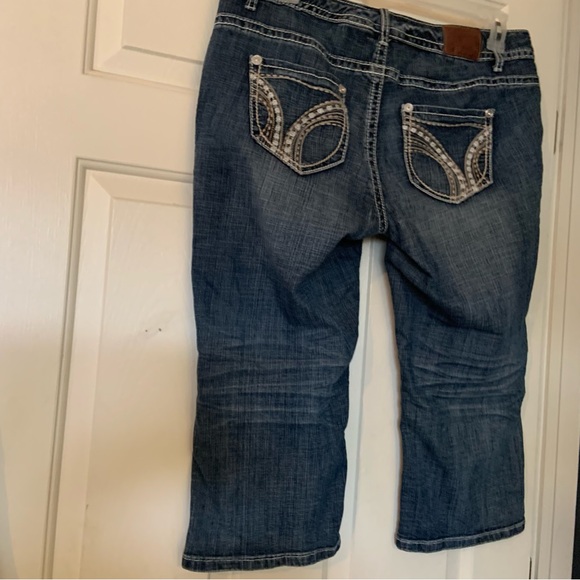 Maurice’s Capris distressed blue size 14, pockets with tan/white stitching. - Picture 3 of 14